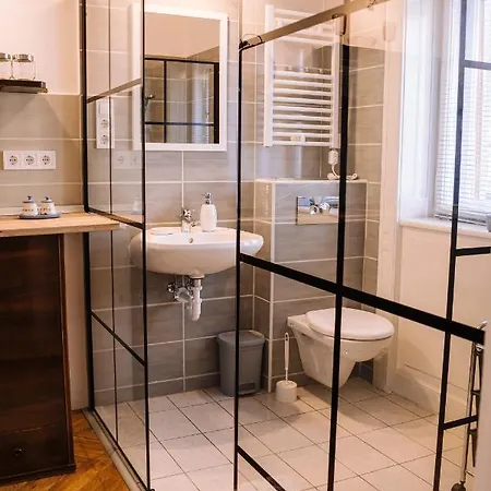 Hilda Apartment *